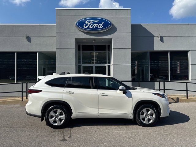 Used 2021 Toyota Highlander LE image 2