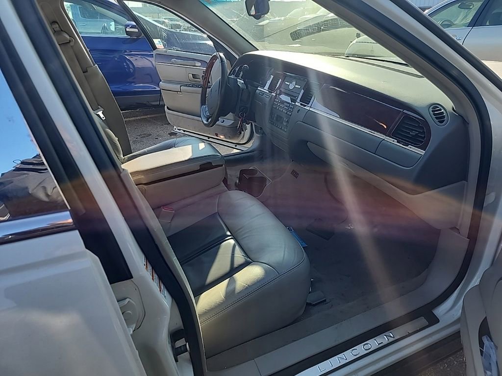 Used 2005 Lincoln Town Car Signature Limited image 21