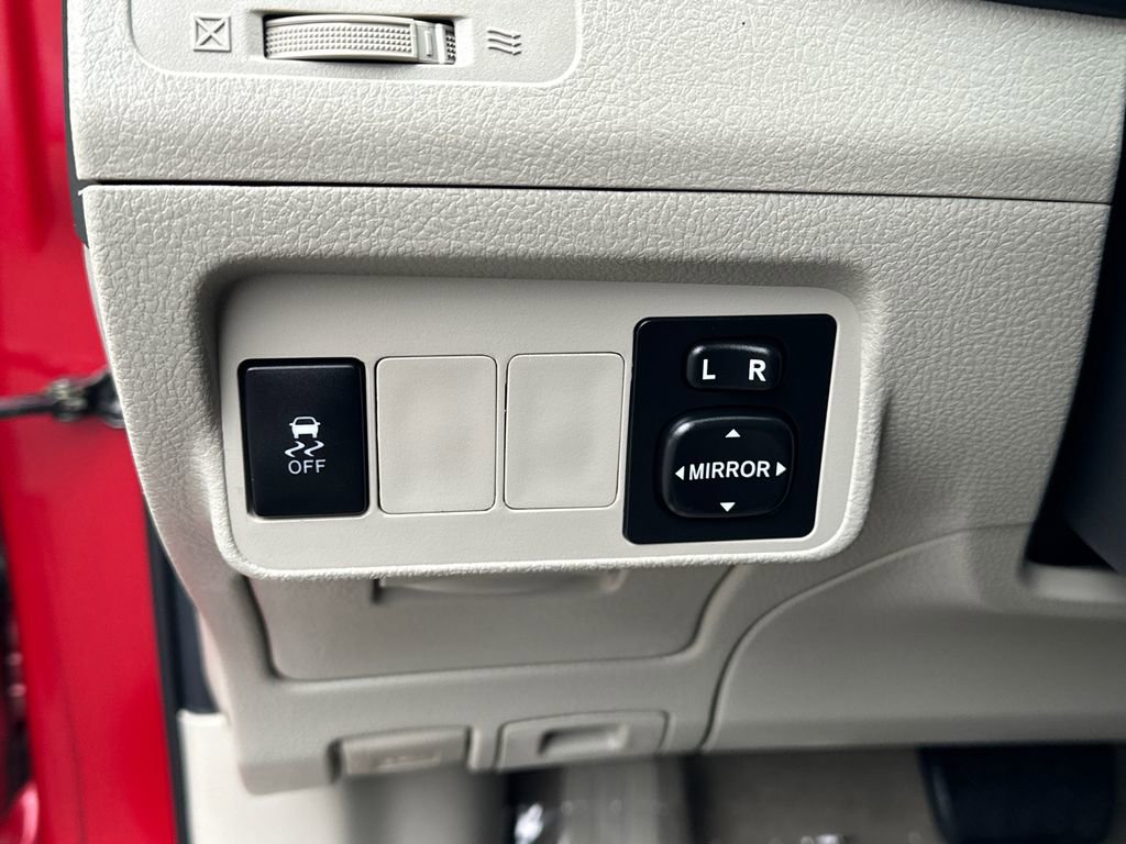 Used 2013 Toyota Corolla LE image 19