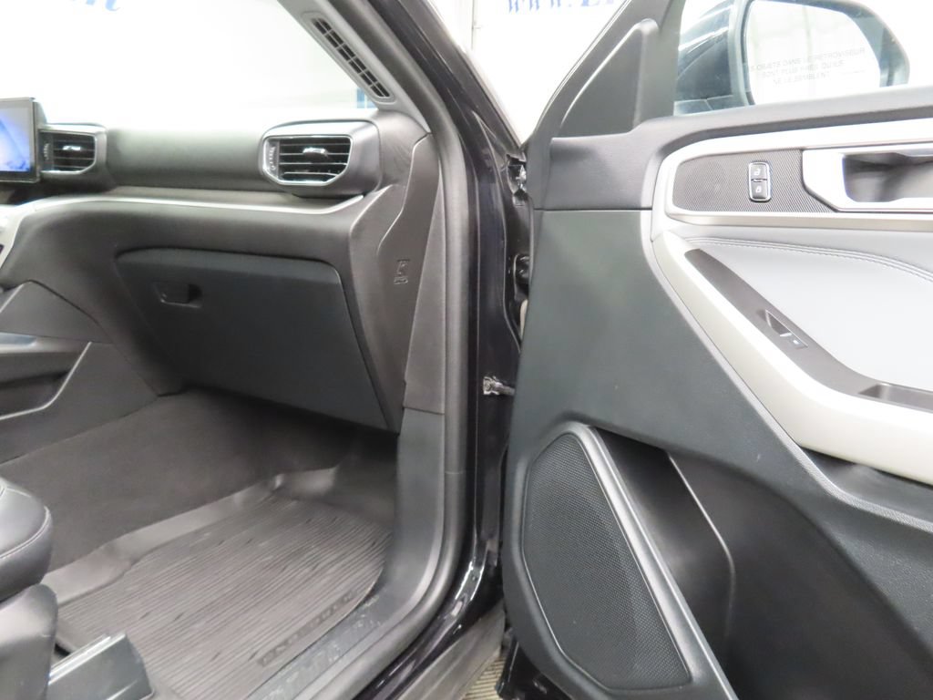 Used 2024 Ford Explorer XLT w/ XLT Sport Appearance Package AWD/4WD image 25
