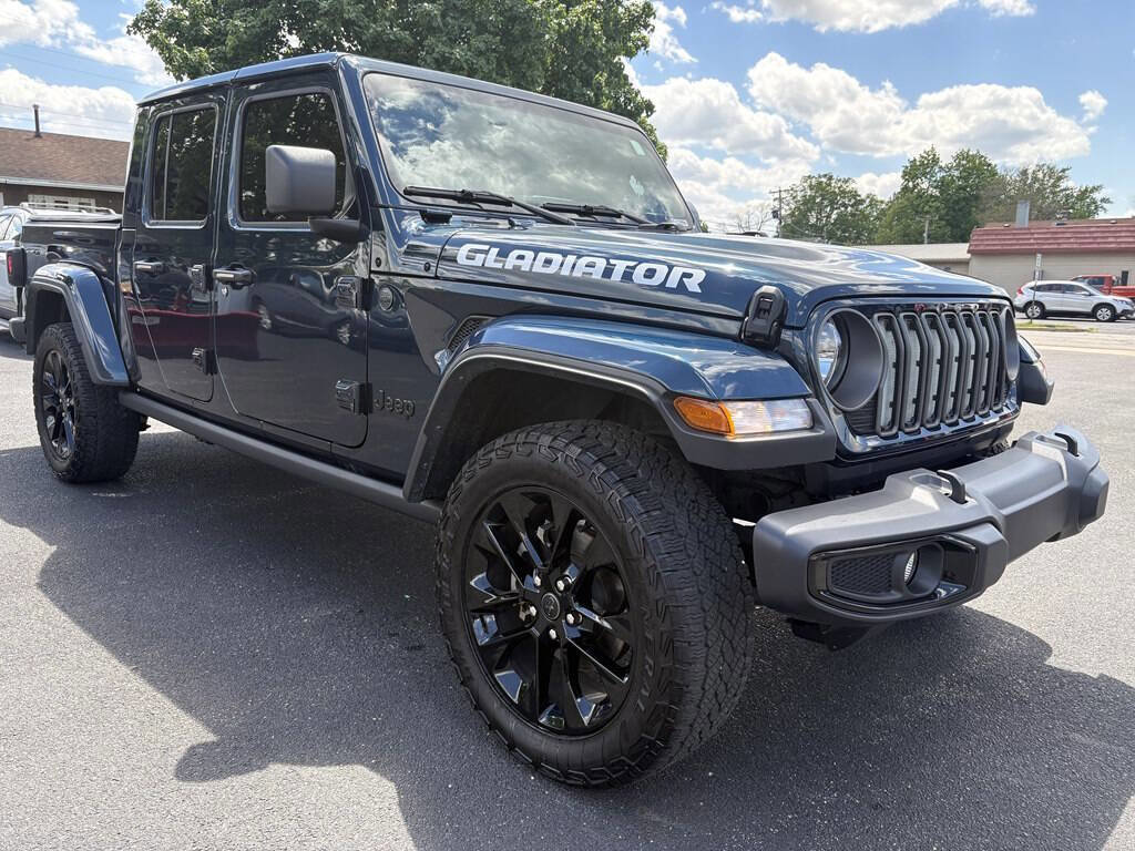 Used 2025 Jeep Gladiator Sport AWD/4WD image 1