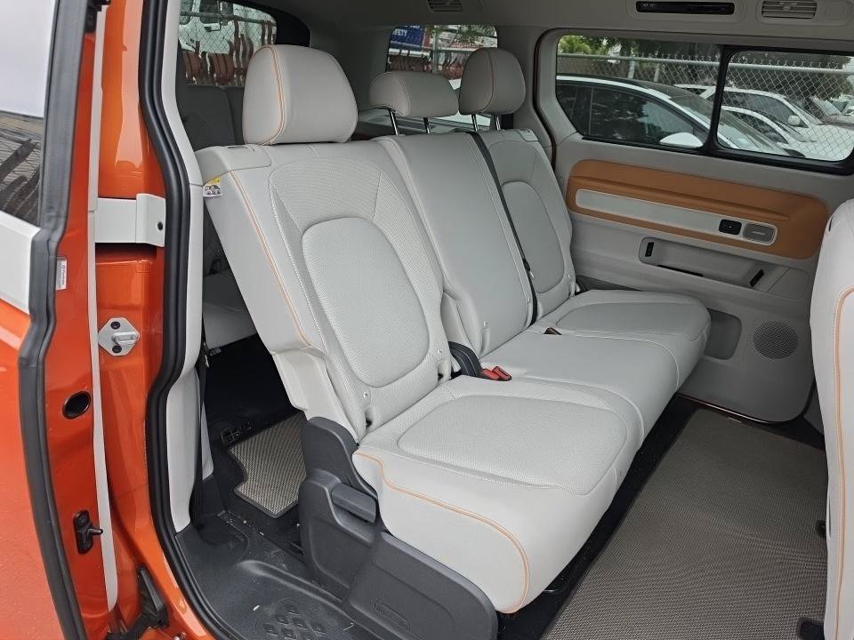 Certified 2025 Volkswagen ID. Buzz Pro S Plus RWD image 6