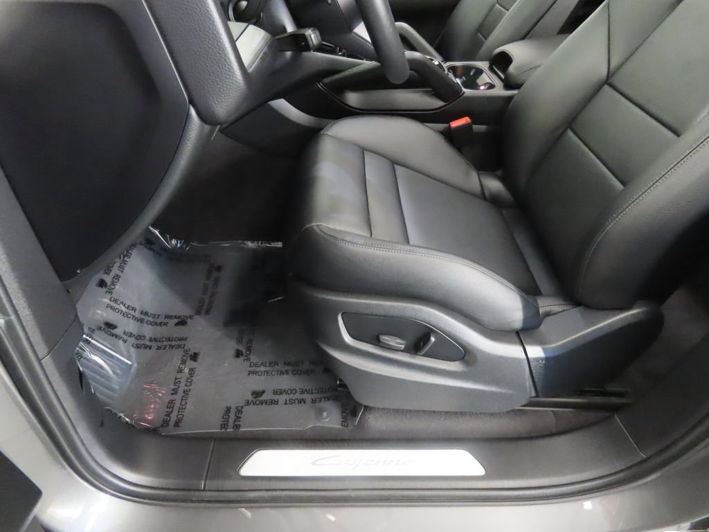 Certified 2025 Porsche Cayenne AWD/4WD image 39