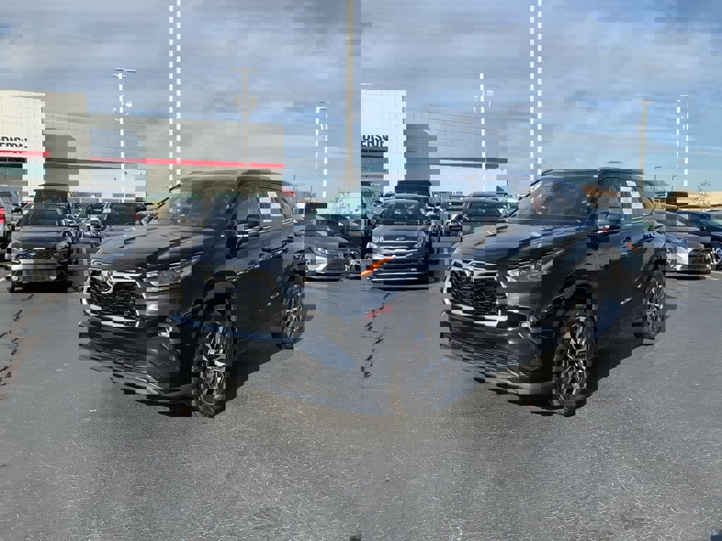 Used 2023 Toyota Highlander XLE image 1