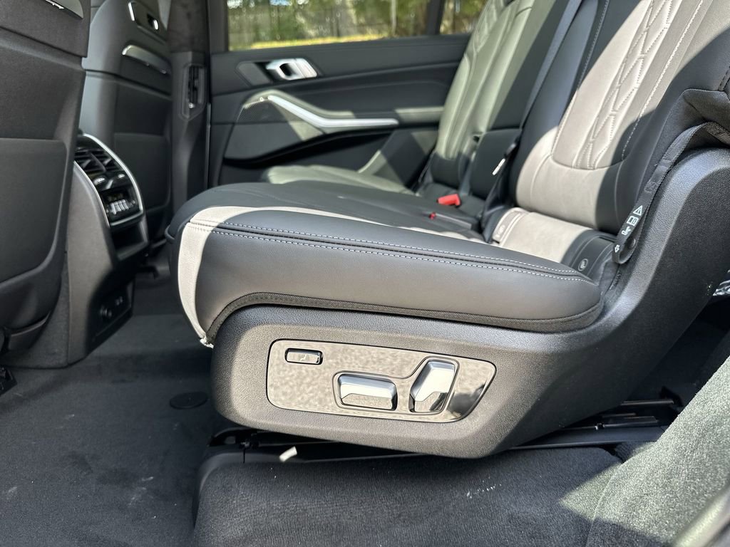 Used 2025 BMW X7 M60i image 49