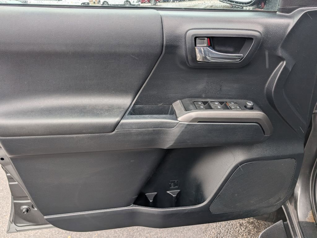 Used 2016 Toyota Tacoma TRD Off-Road w/ Towing Package image 17