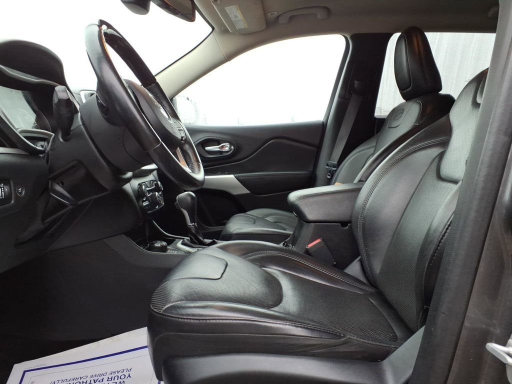 Used 2018 Jeep Cherokee Overland image 12