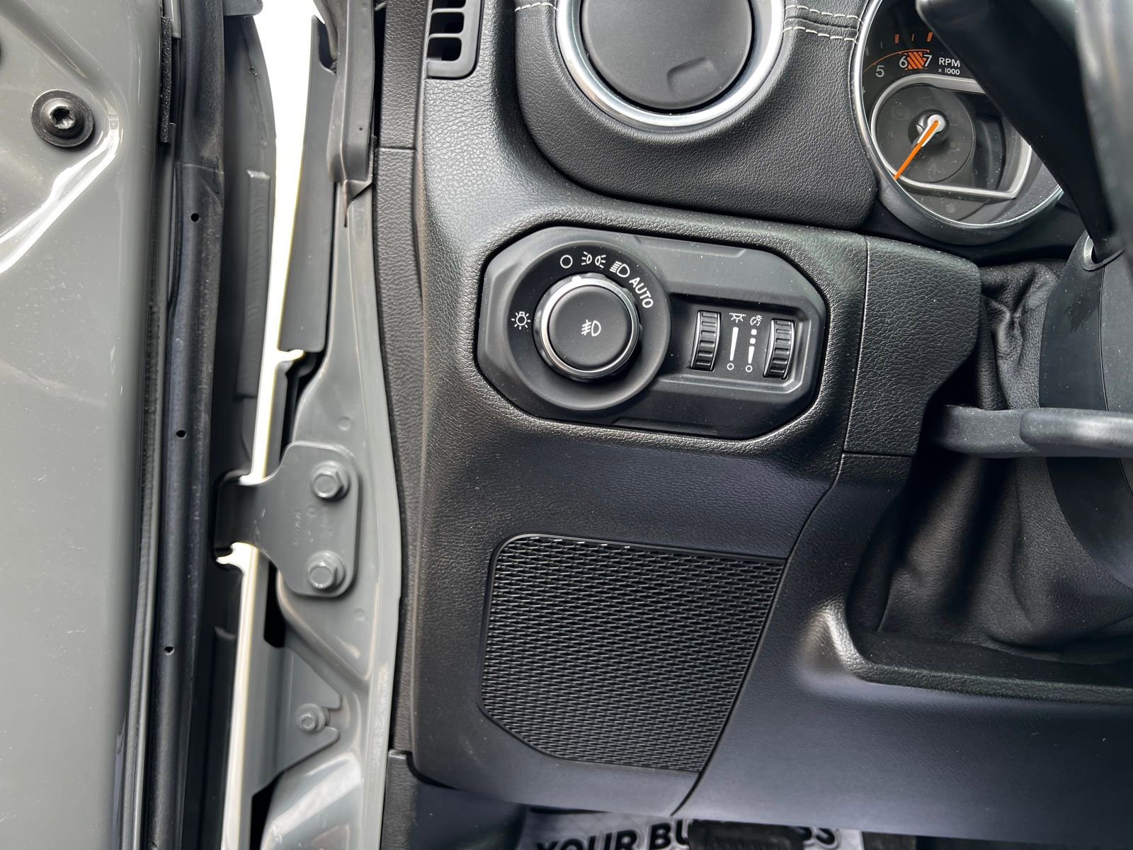 Used 2018 Jeep Wrangler Unlimited Sahara image 12