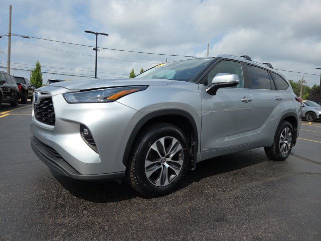Used 2023 Toyota Highlander XLE AWD/4WD image 3