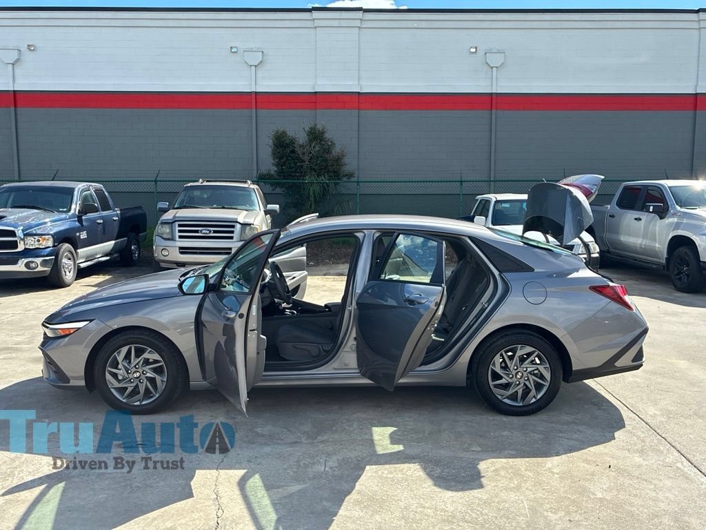 Used 2024 Hyundai Elantra SEL FWD image 14