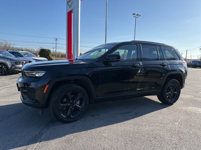 Used 2023 Jeep Grand Cherokee Altitude AWD/4WD image 3