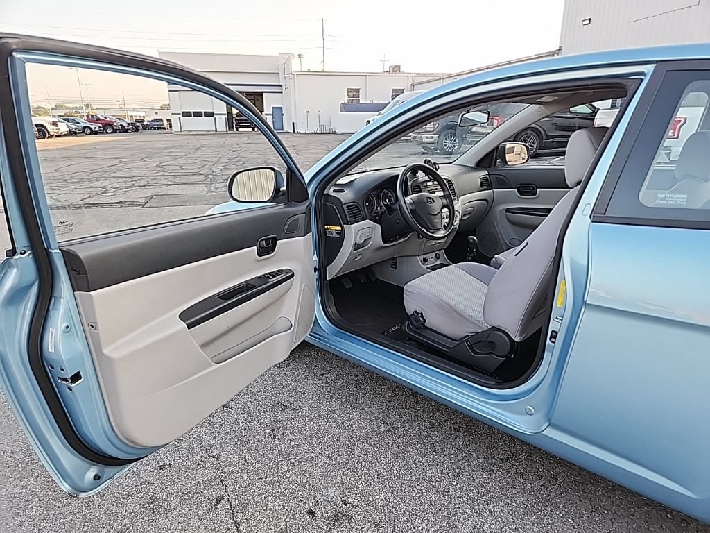Used 2010 Hyundai Accent GS w/ Premium Pkg 3 FWD image 9