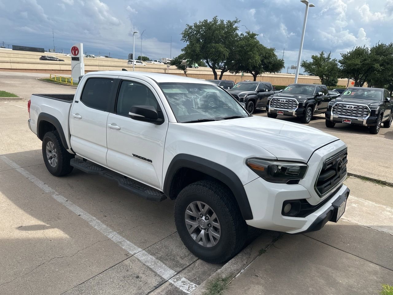 Used 2016 Toyota Tacoma SR5 RWD image 2