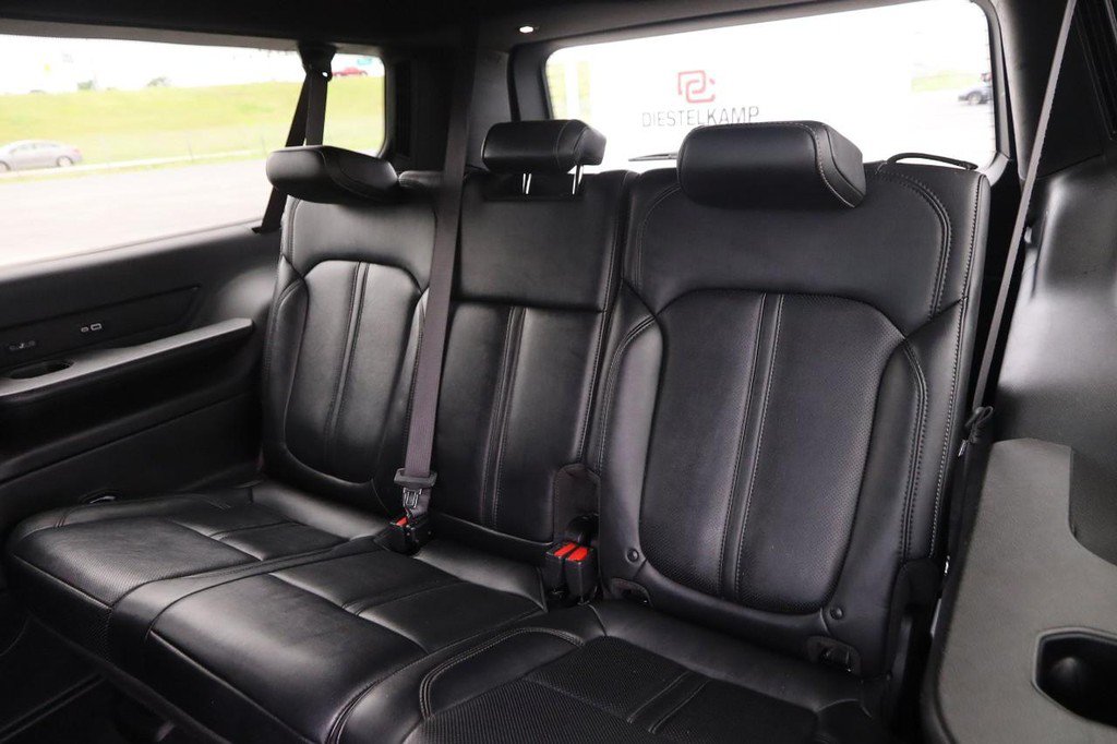 Used 2023 Jeep Wagoneer L Series II AWD/4WD image 12