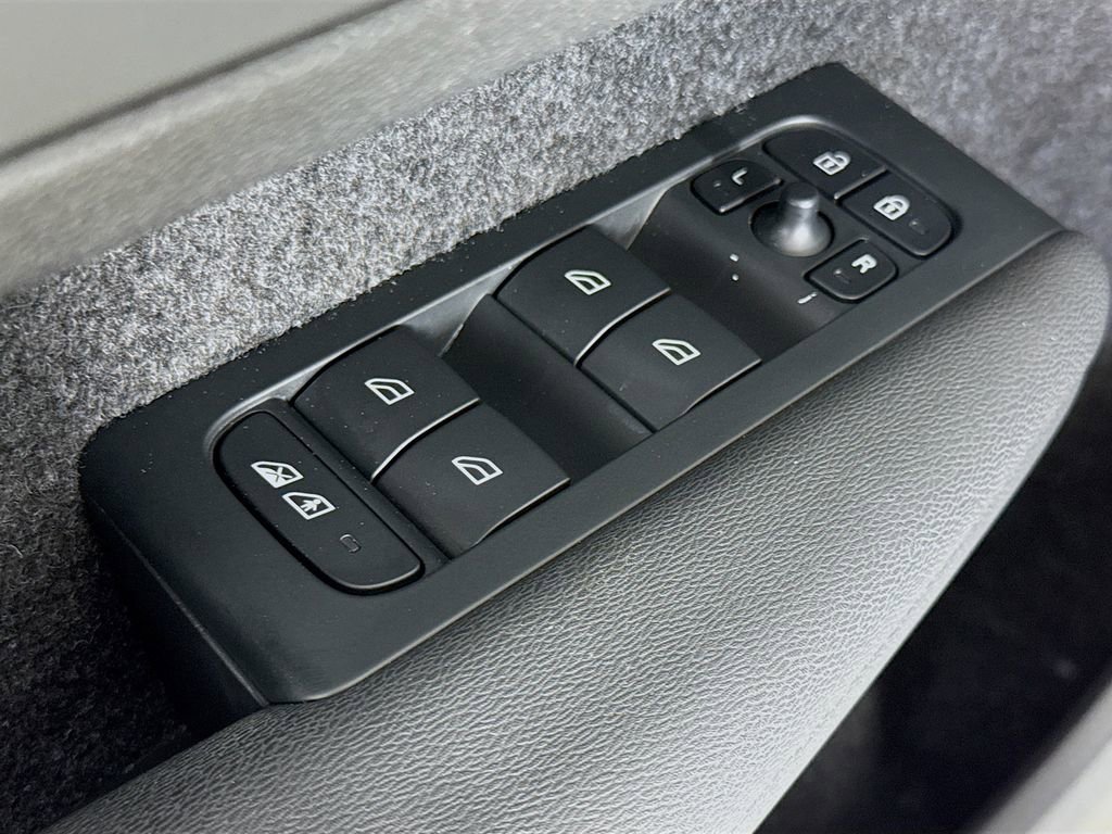 Used 2023 Volvo C40 Recharge Core image 18