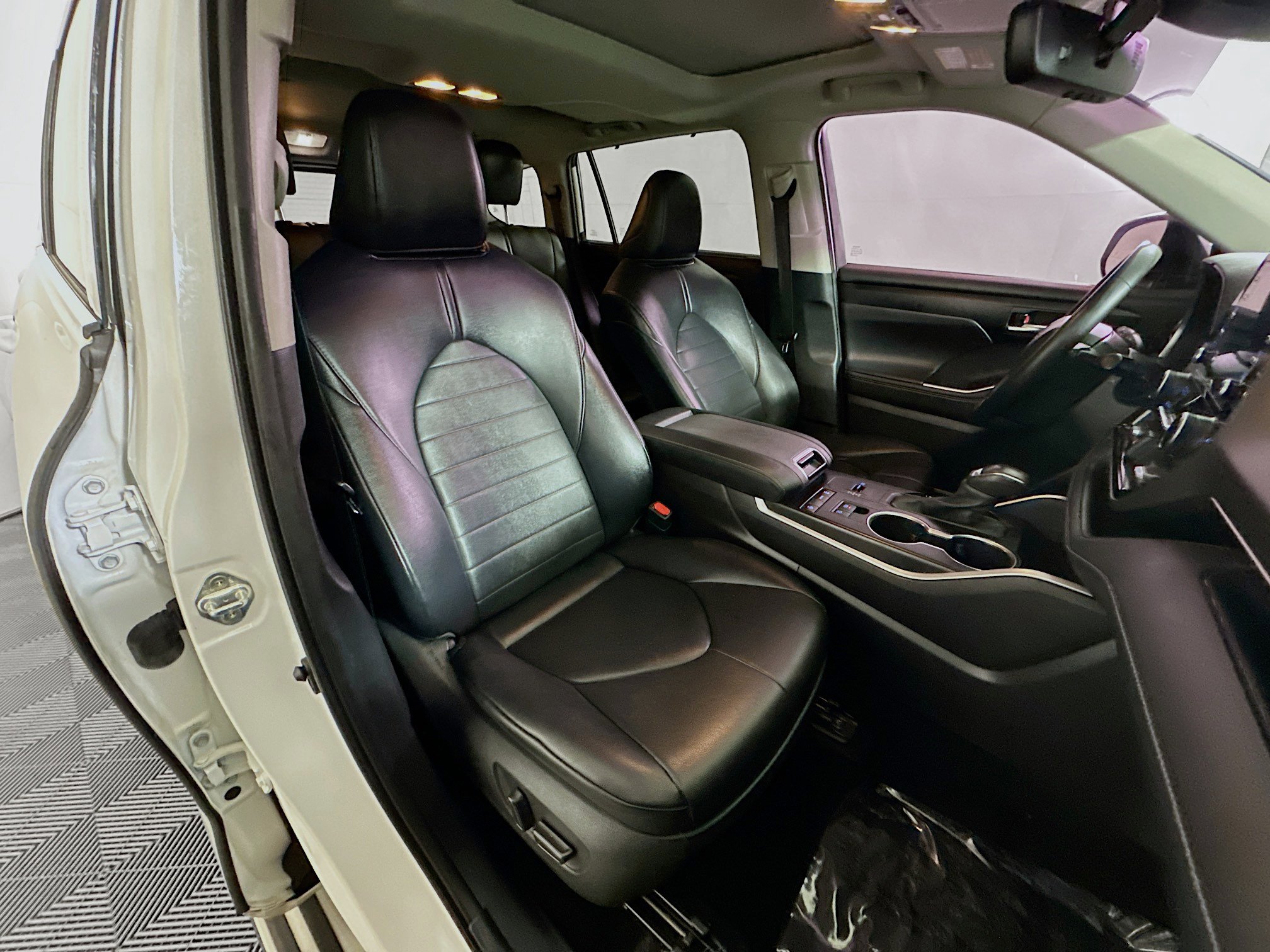 Used 2021 Toyota Highlander XLE image 27