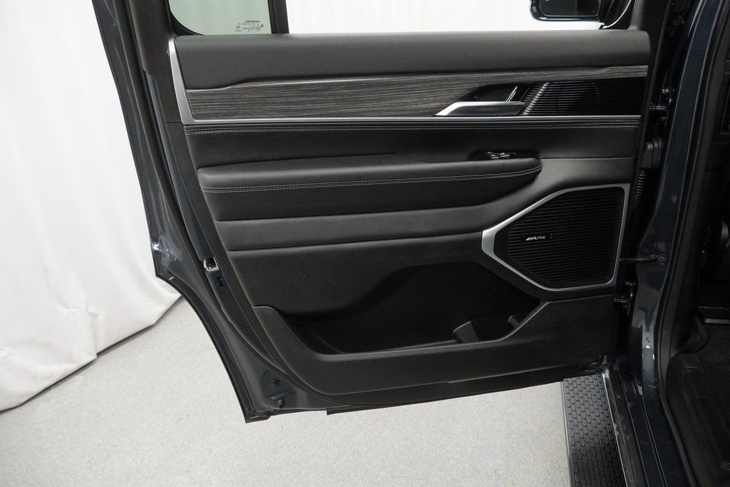 Certified 2022 Jeep Wagoneer Series III w/ Flexible Seating Group image 39