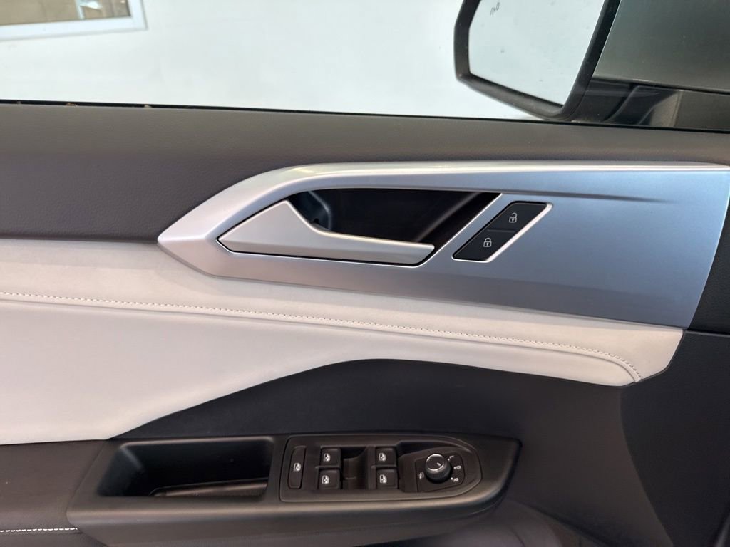 New 2025 Volkswagen Taos SE image 18