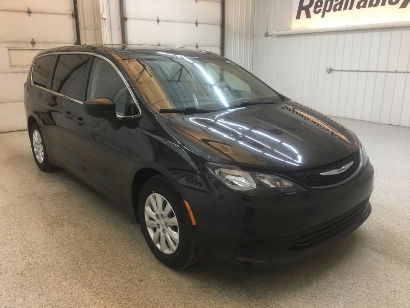 Used 2018 Chrysler Pacifica L FWD image 2