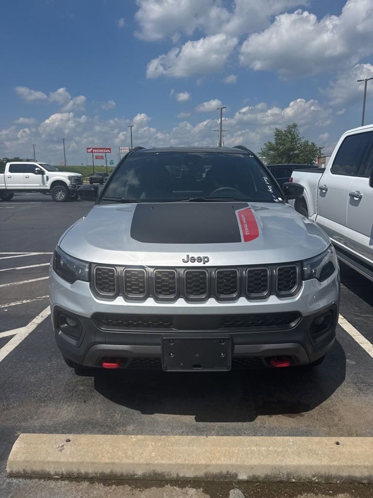 Used 2025 Jeep Compass Trailhawk AWD/4WD image 2