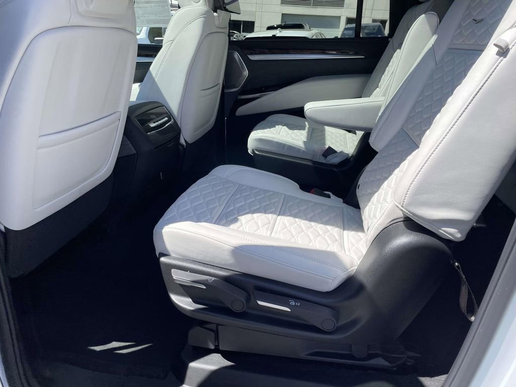 New 2026 Cadillac Escalade ESV Platinum Sport w/ LPO, ONYX Package image 14