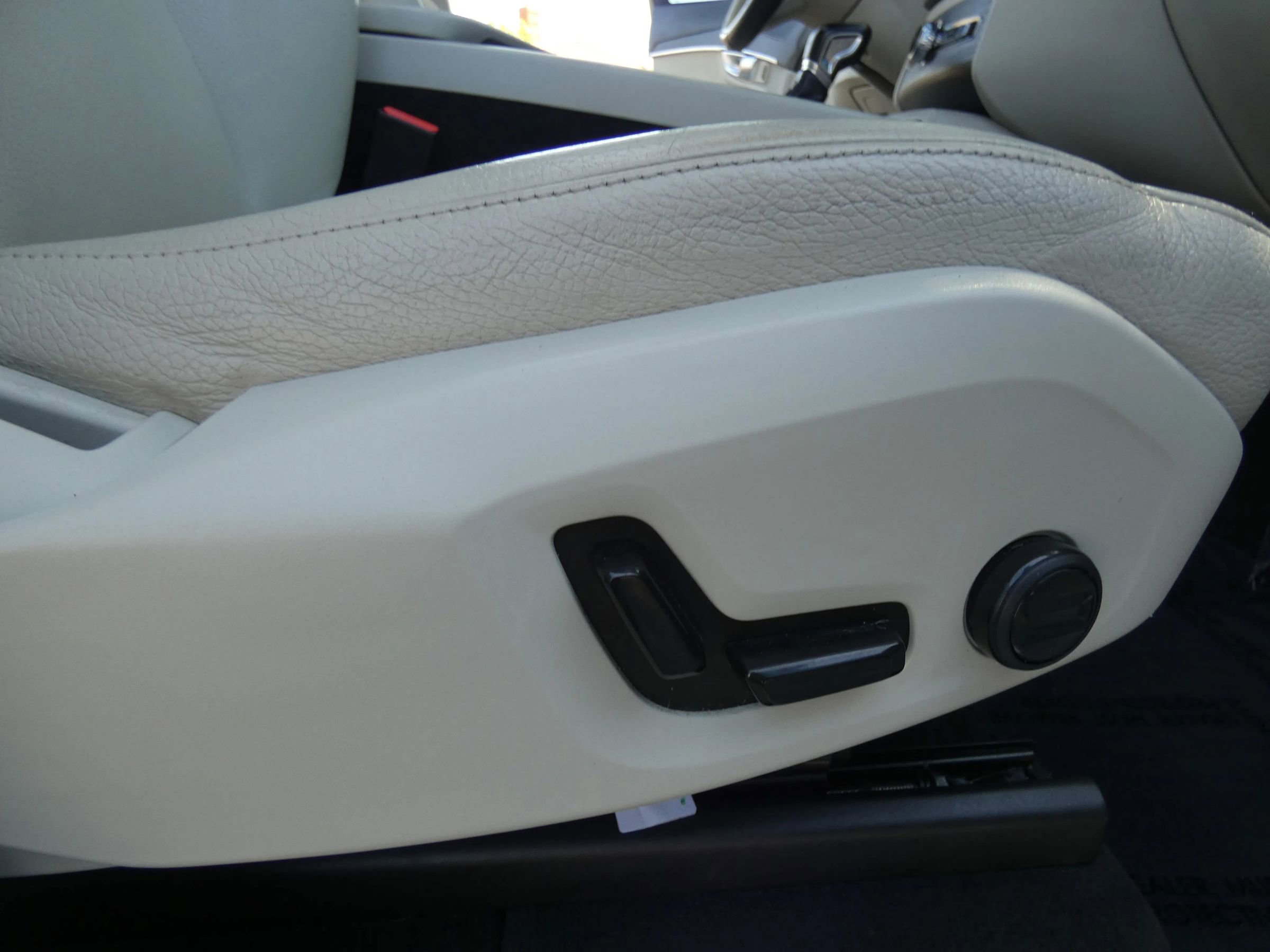 Used 2020 Volvo XC90 T6 Momentum image 32