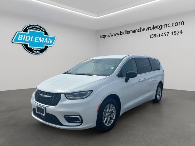 Used 2024 Chrysler Pacifica Touring-L FWD image 3