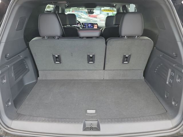 Used 2025 Chevrolet Traverse RS FWD image 14