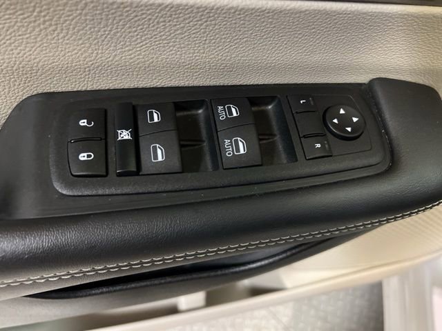 Used 2024 Chrysler Pacifica Select image 46