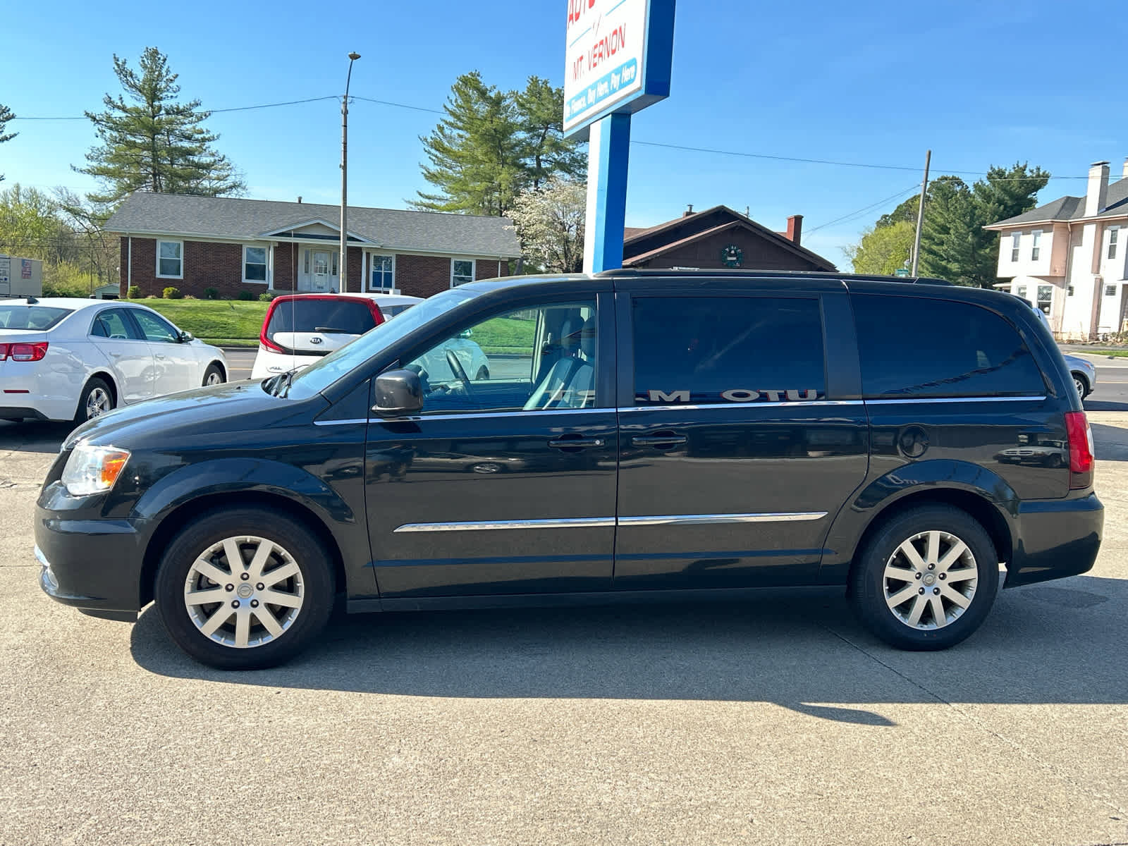 Used 2015 Chrysler Town & Country Touring FWD image 4
