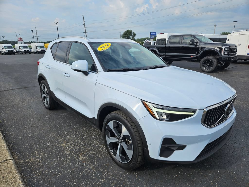 Used 2024 Volvo XC40 B5 Plus AWD/4WD image 4