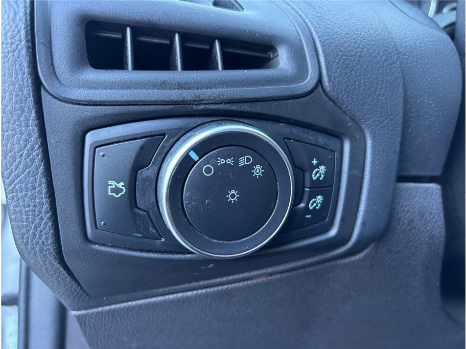 Used 2015 Ford Focus SE image 24