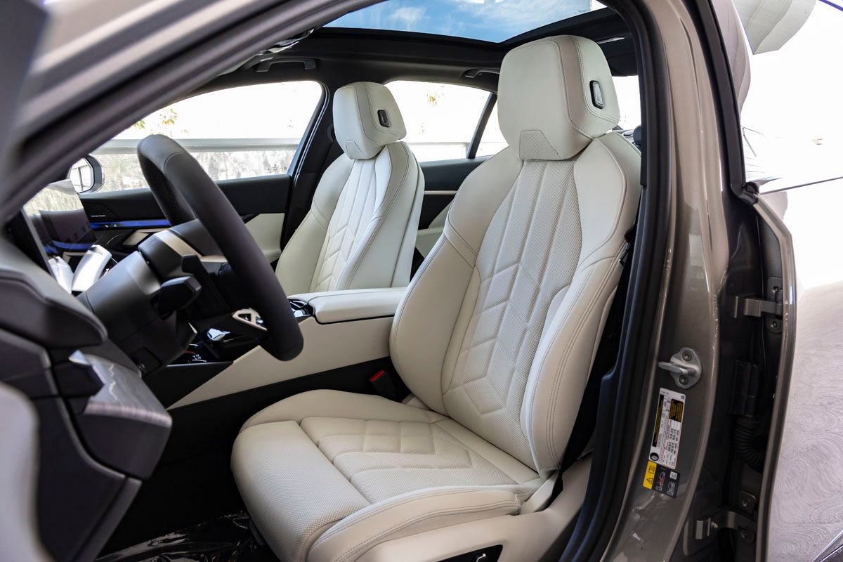 New 2026 BMW 550e xDrive w/ Premium Package AWD/4WD image 21