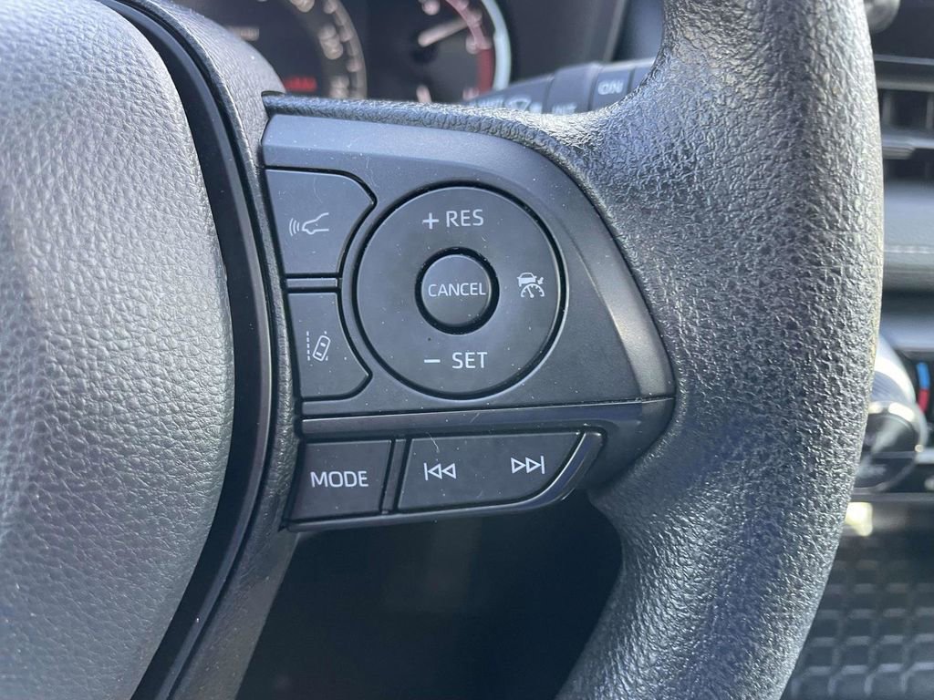 Used 2025 Toyota RAV4 XLE FWD image 35