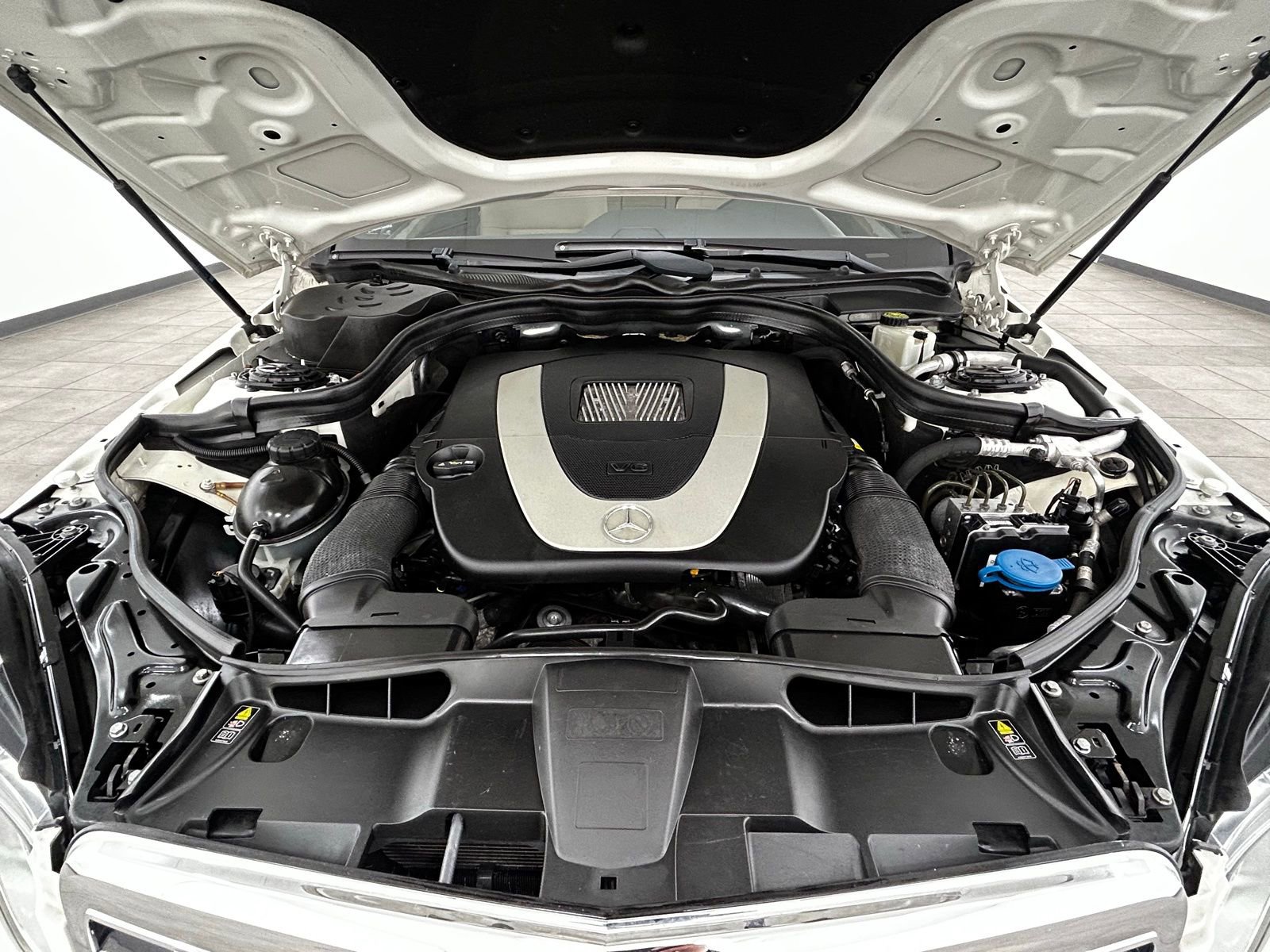 Used 2010 Mercedes-Benz E 350 4MATIC Sedan image 45