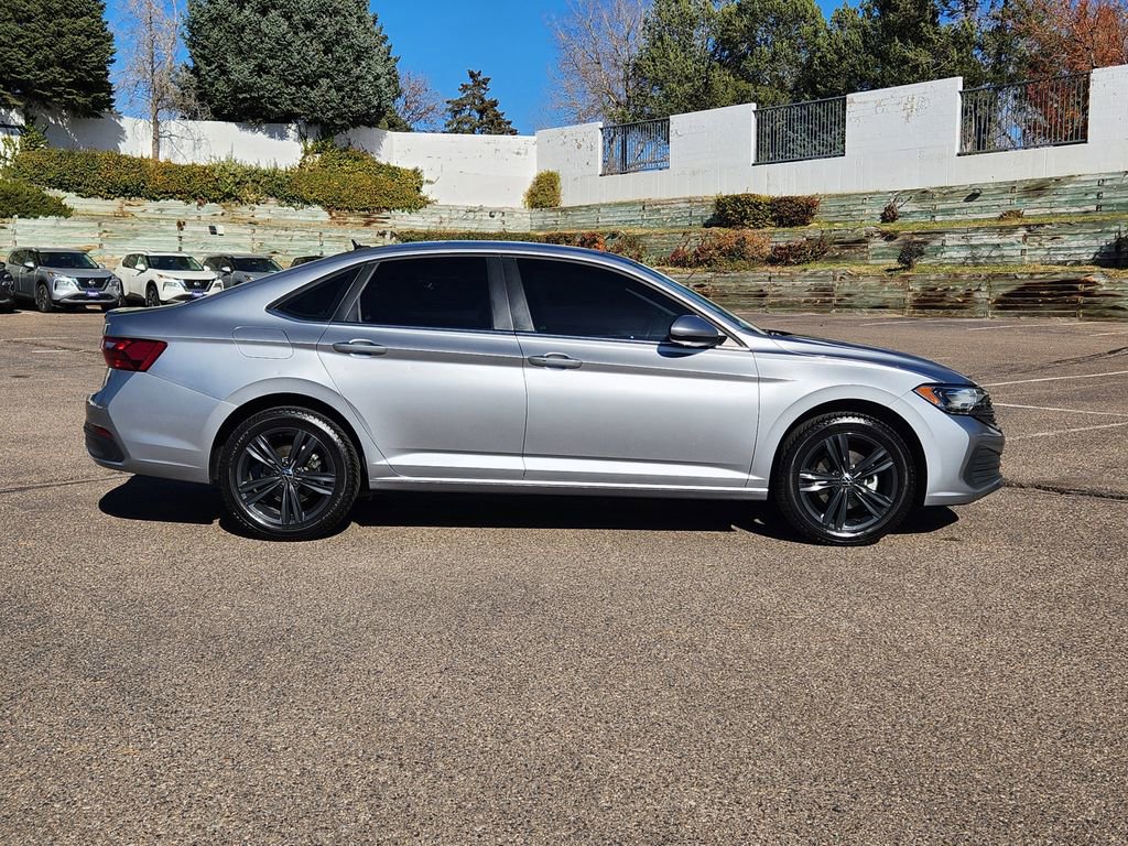 Certified 2022 Volkswagen Jetta SE w/ Panoramic Sunroof Package image 2