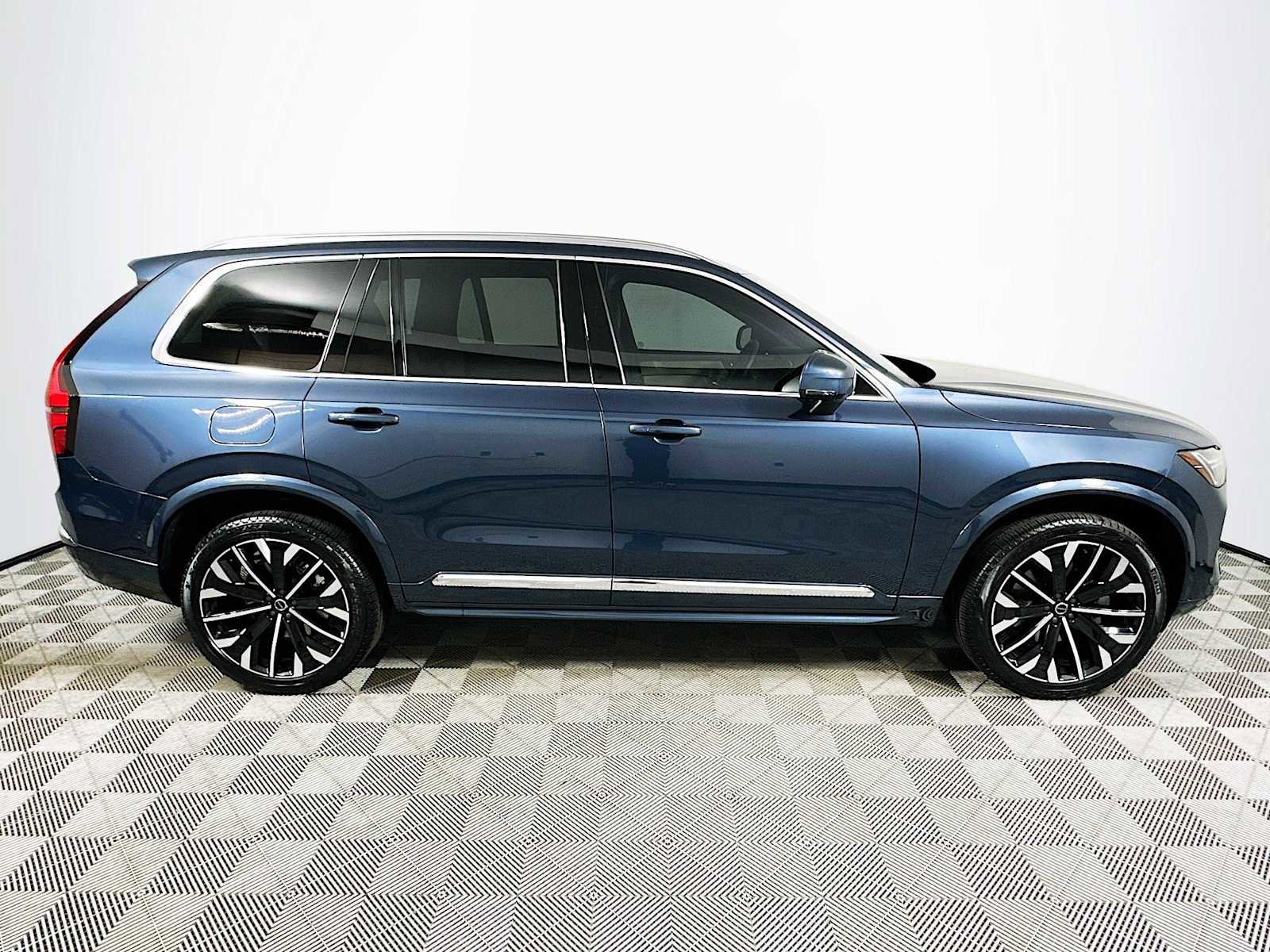 Used 2025 Volvo XC90 B6 Plus w/ Protection Package Premier image 8