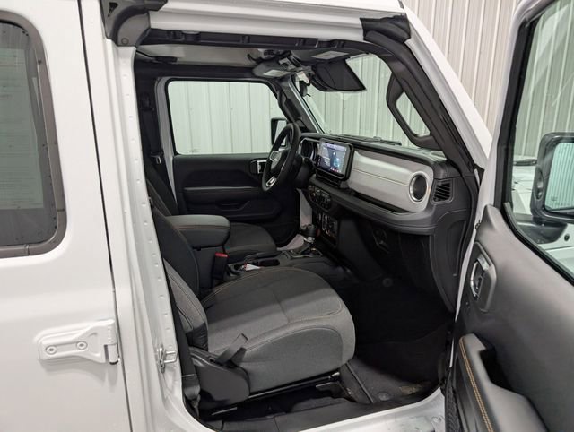 Used 2025 Jeep Wrangler Unlimited Sahara AWD/4WD image 25