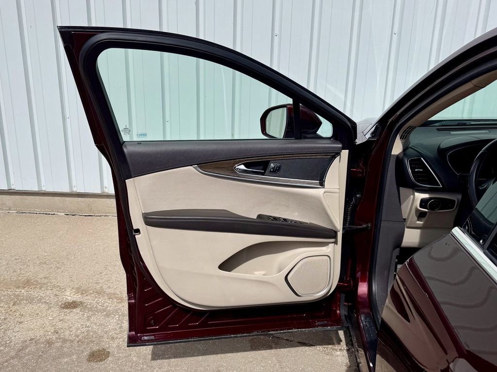 Used 2017 Lincoln MKX Reserve w/ Driver Assistance Package image 14