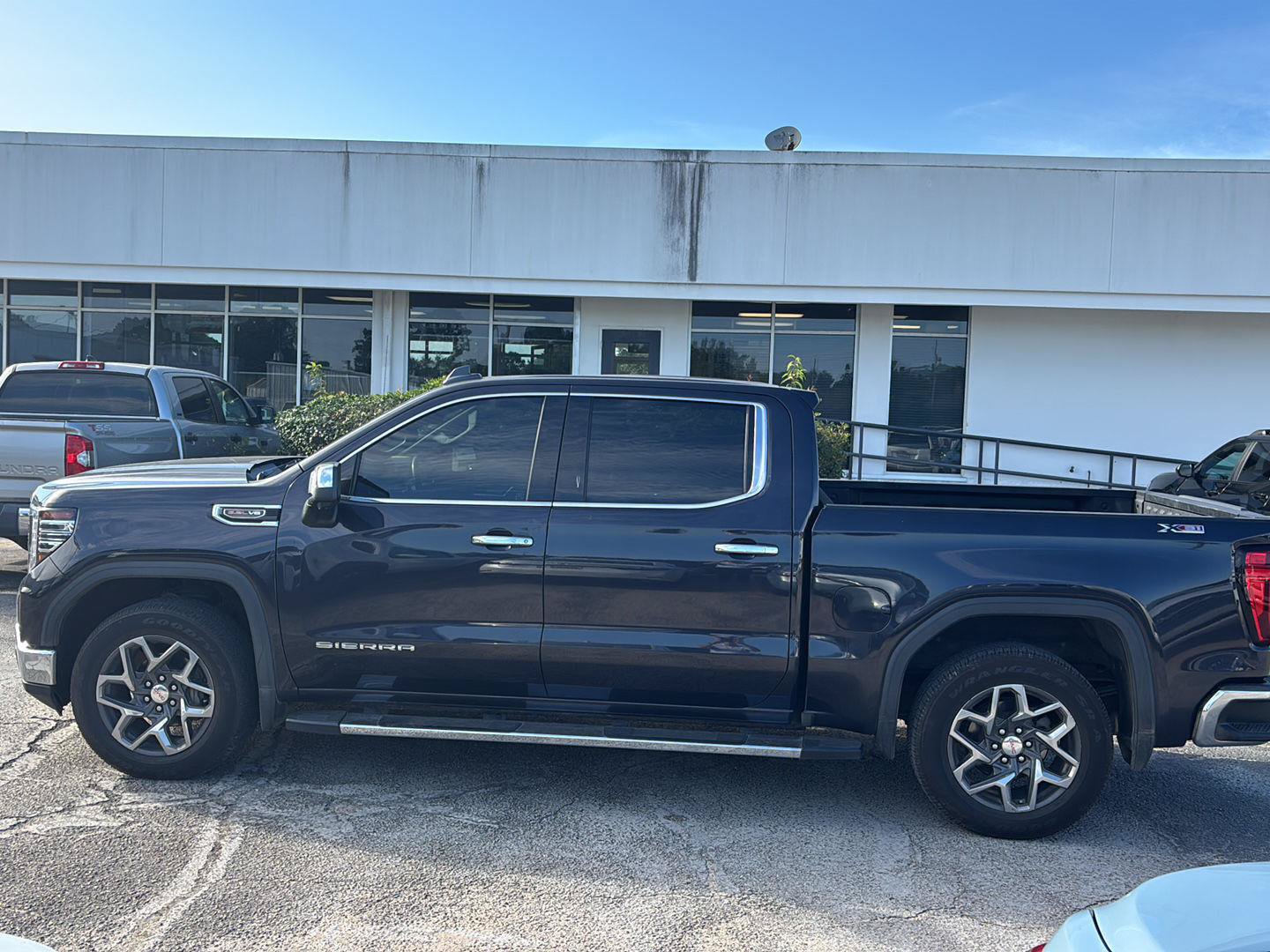 Used 2022 GMC Sierra 1500 SLT w/ SLT Premium Plus Package AWD/4WD image 4