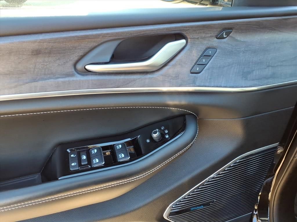 Used 2023 Jeep Grand Cherokee Overland w/ Luxury Tech Group IV image 19