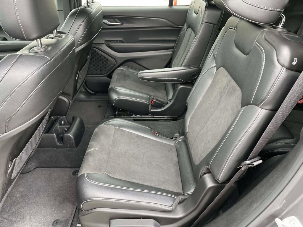 Used 2025 Jeep Grand Cherokee L Altitude image 12
