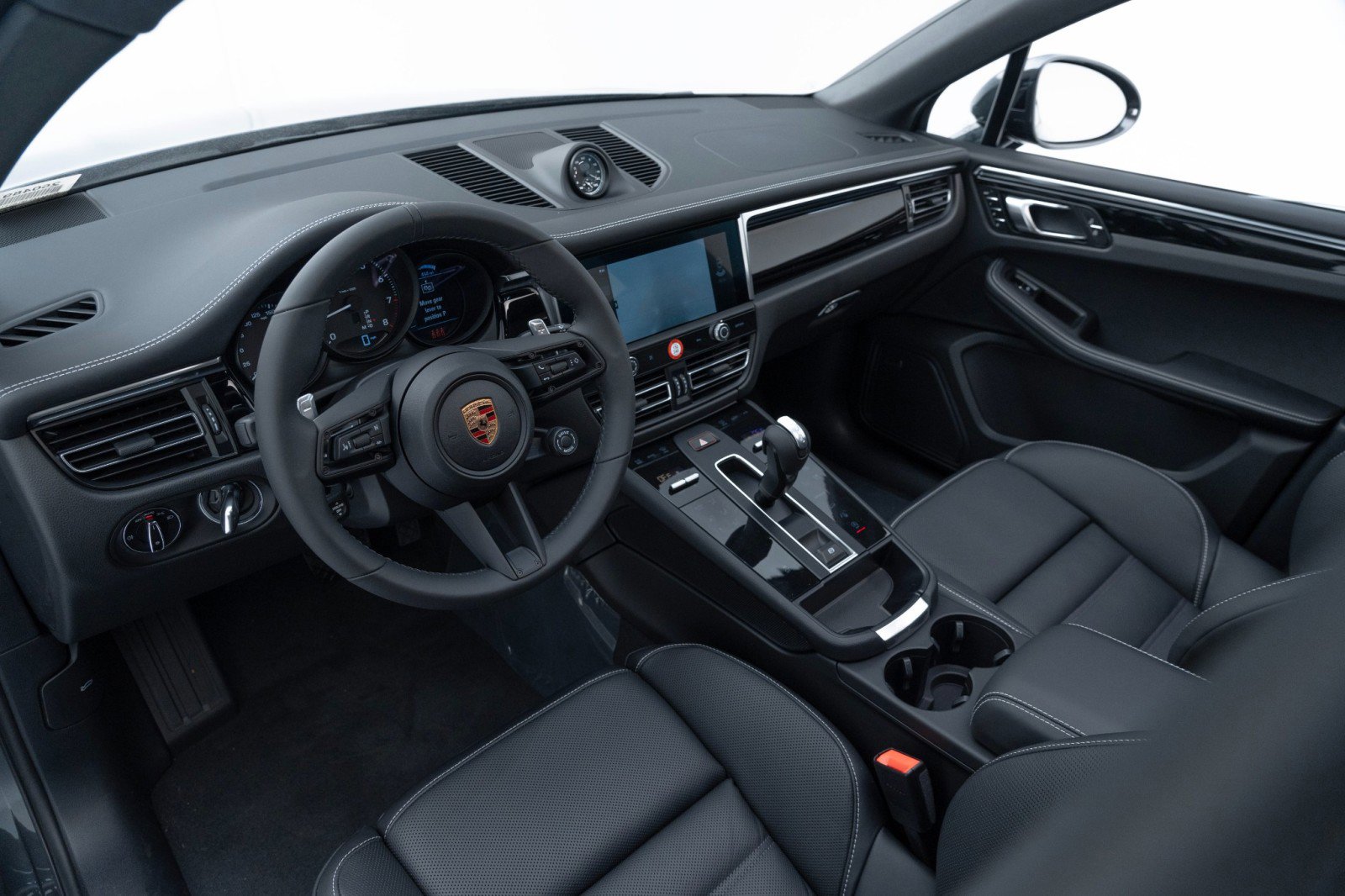 Certified 2025 Porsche Macan AWD/4WD image 4
