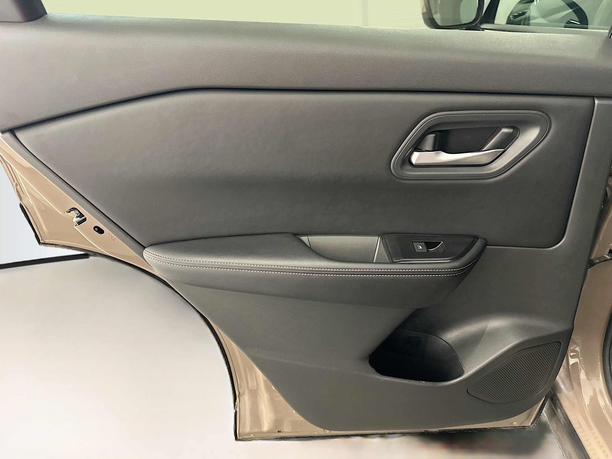 Used 2025 Nissan Rogue SV image 26