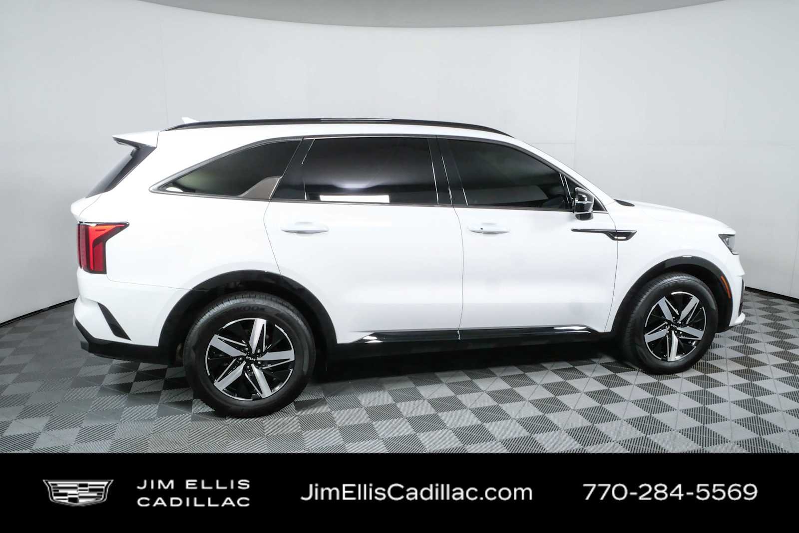 Used 2023 Kia Sorento EX w/ Panoramic Sunroof Package FWD image 2