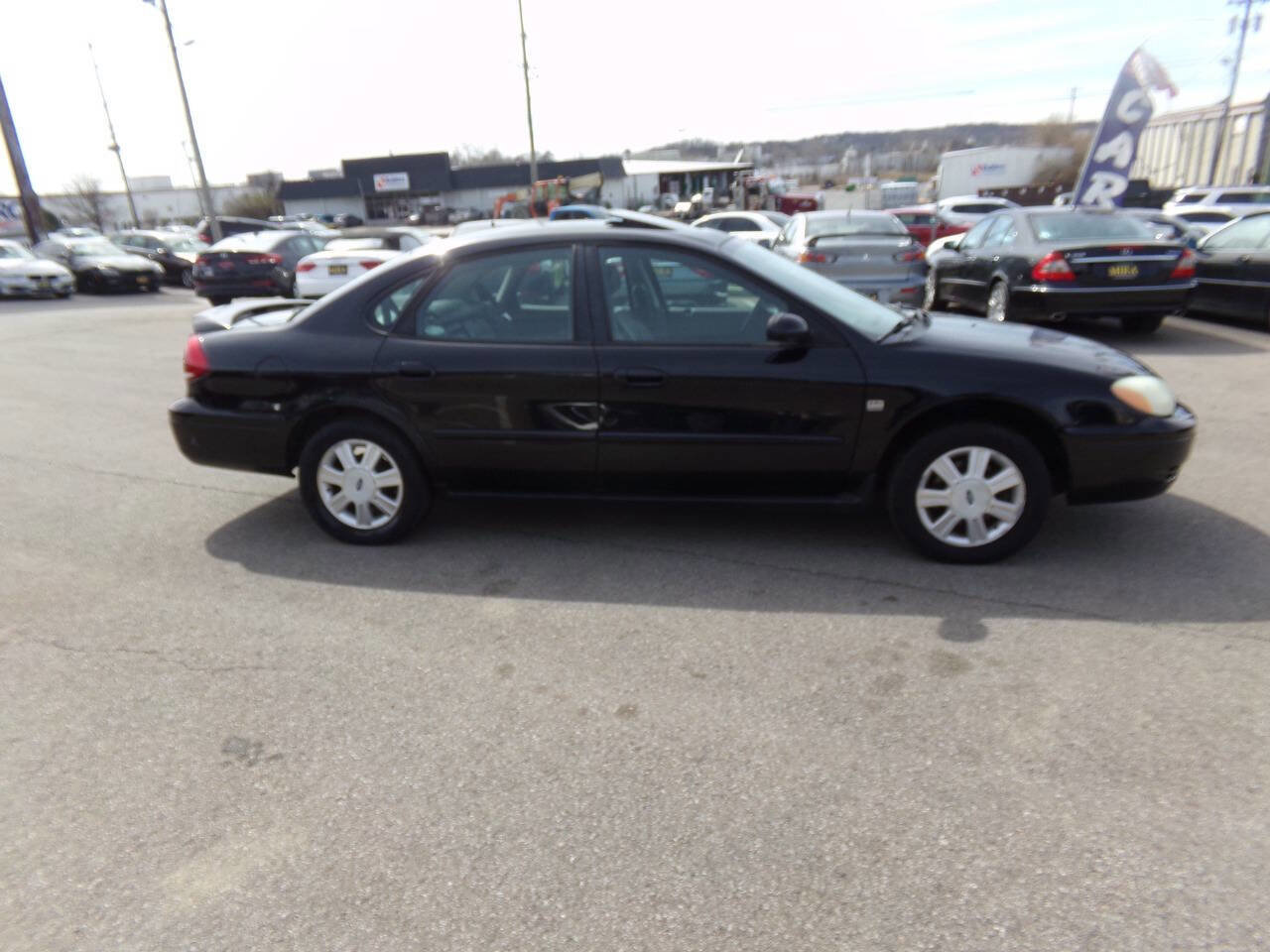 Used 2004 Ford Taurus SEL image 3