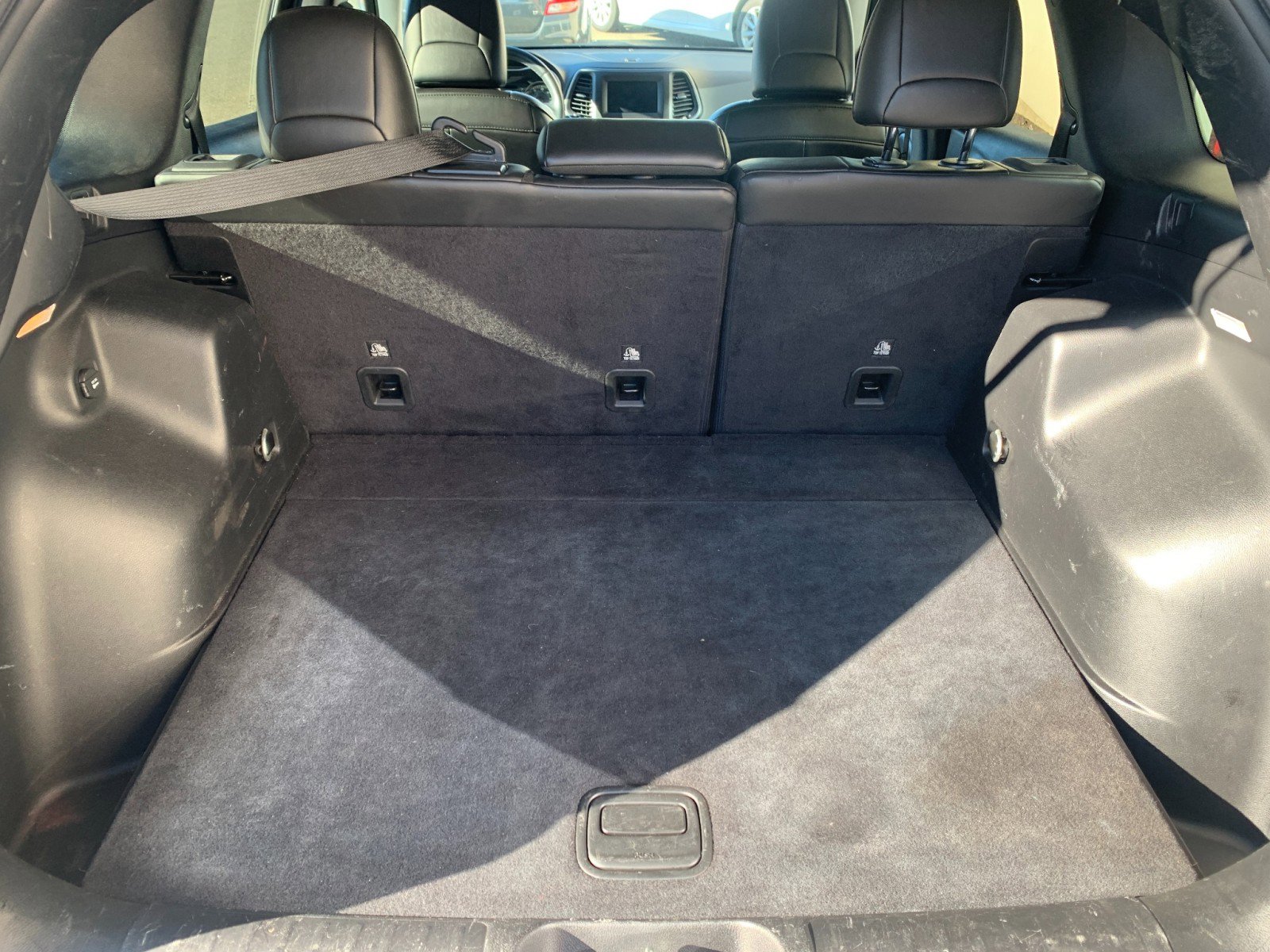 Used 2019 Jeep Cherokee Latitude Plus w/ Cold Weather Group image 9