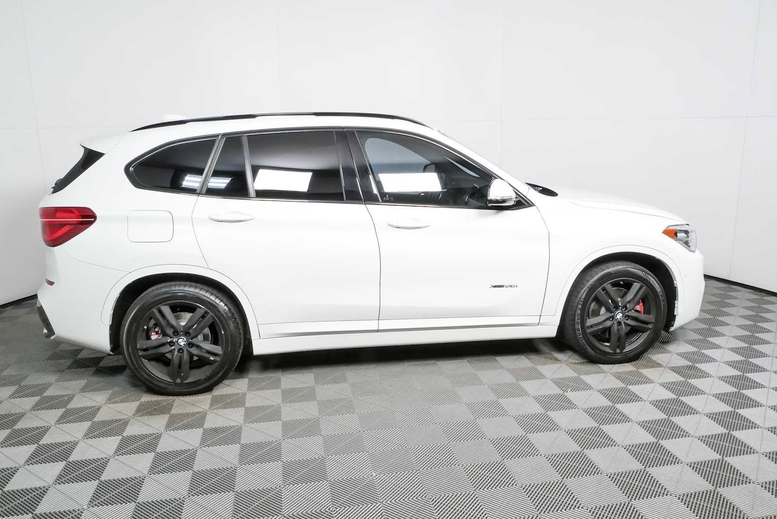 Used 2018 BMW X1 xDrive28i w/ M Sport Package AWD/4WD image 2