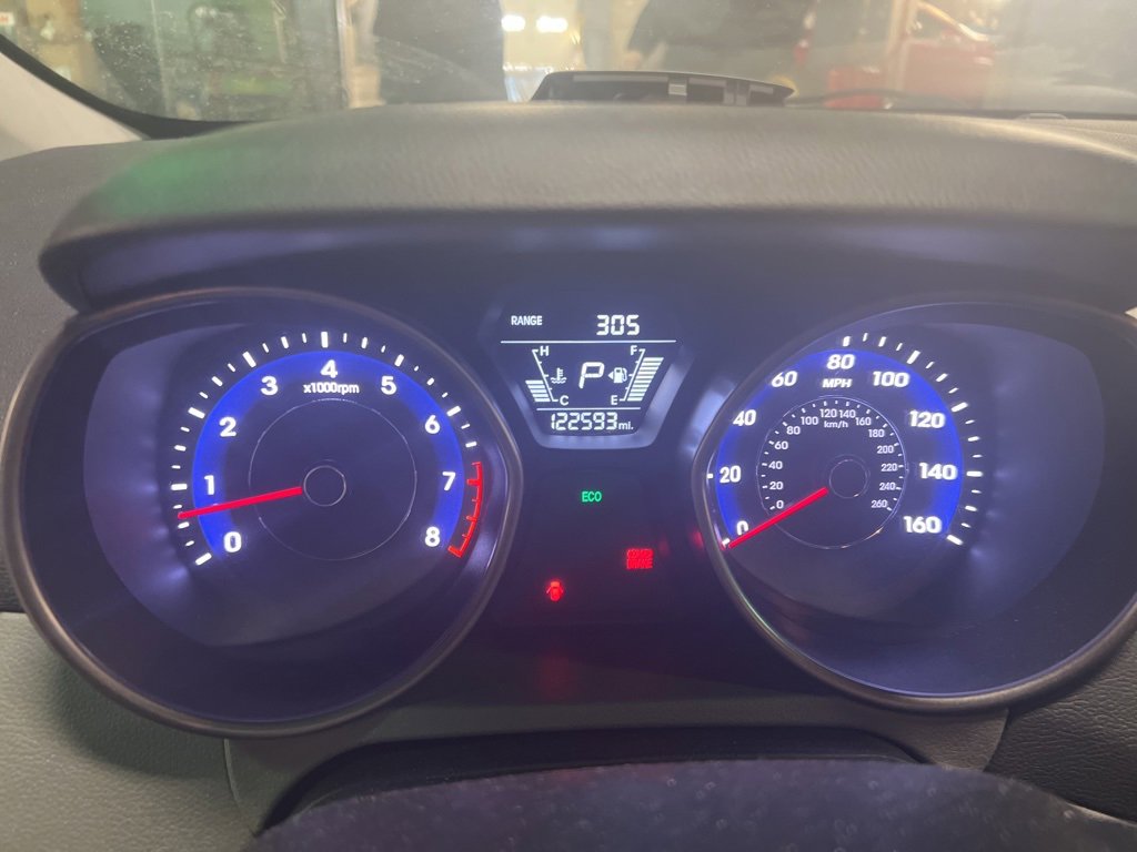 Used 2015 Hyundai Elantra SE image 2