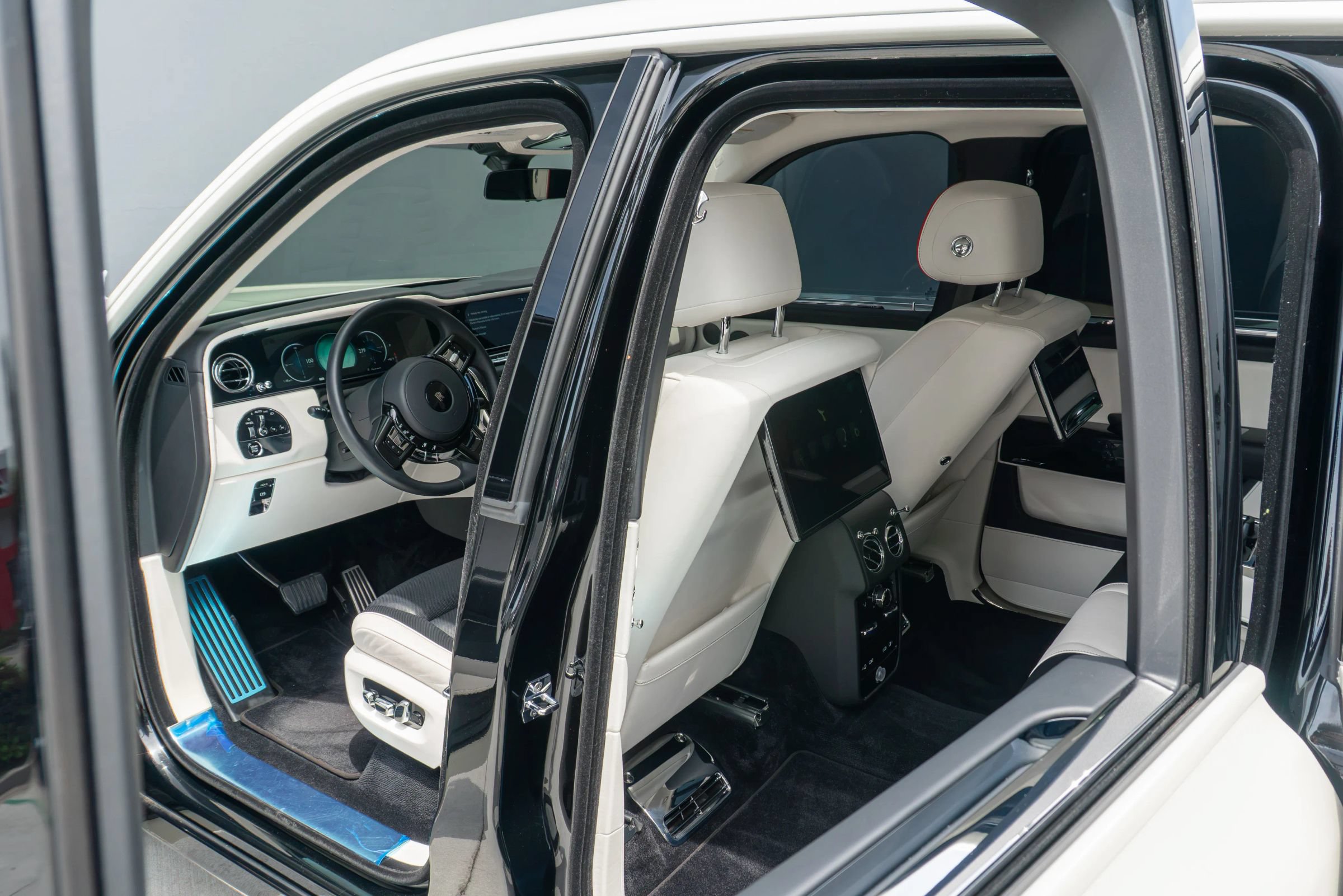 Used 2025 Rolls-Royce Cullinan AWD/4WD image 78